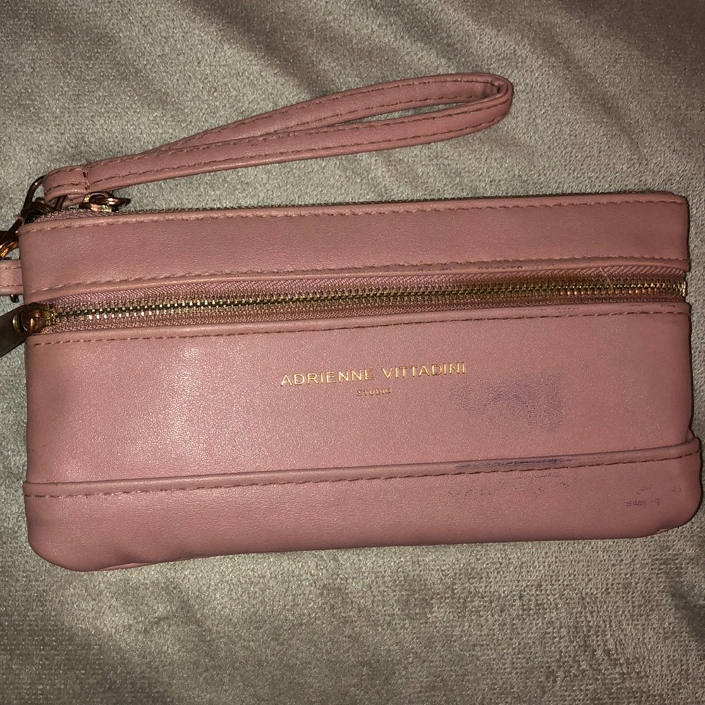 Adrienne Vittadini Studio Wristlet 🌸